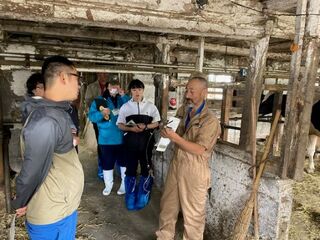 蜂須賀氏より繁殖管理について説明を受ける会員