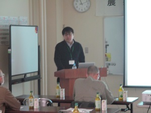 講演する後藤研究職員