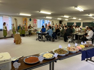 料理紹介する「伝承の会」会員