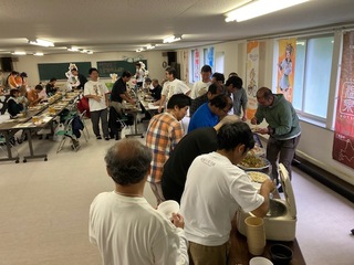 大好評のランチに並ぶ参加者