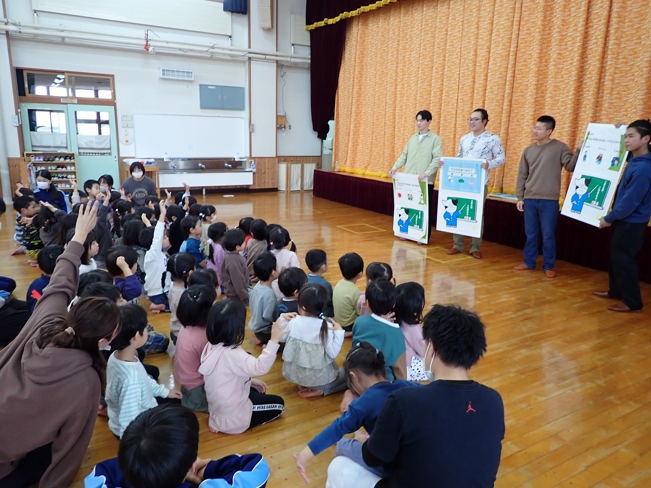 クイズに答える子どもたち