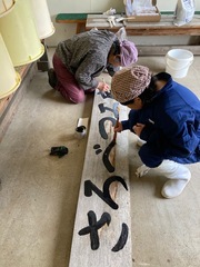 看板もきれいに塗りなおし
