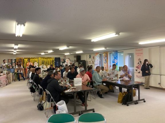 料理紹介を熱心に聞く参加者