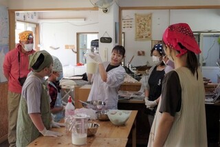 講師の田中あも氏からジャージー牛乳について説明