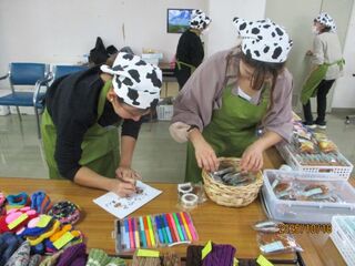 お菓子にポップを手書き