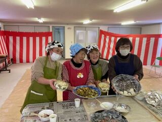 餅つきイベントに参加した「伝承の会」の会員