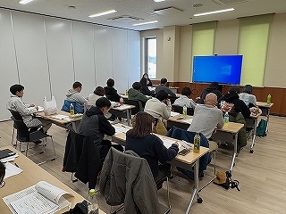 写真1 クミカン報告票の見方について熱心に学ぶ聴講生